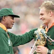 Nelson Mandela hands Francois Pienaar the Webb Ellis Cup.