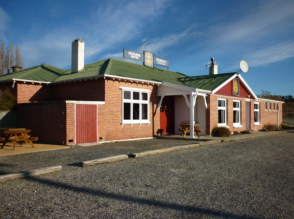 Frontal shot of the Patearoa Hotel.