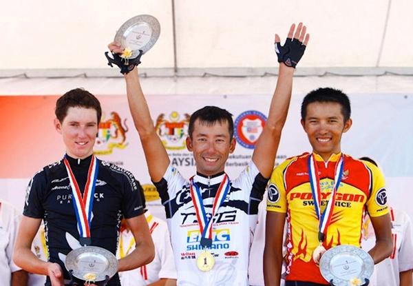 Stage One winners (l-r) Michael Torckler (PureBlack Racing), Shinichi Fukushima (Terengganu Cycling Team) and Hari Fitrianto ( Polygon Sweet Nice).