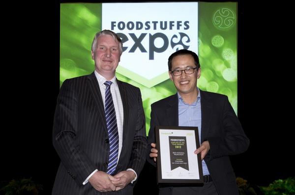 Steve Anderson (Foodstuffs) & Baden Ngan Kee (Fonterra Brands) with the Best National Promotion Award.