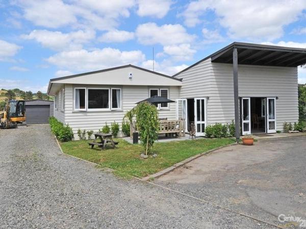 Get the perfect blend of rural and city living with this property listing from Century 21 Manurewa.