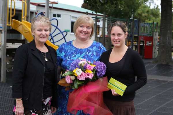 Papakura Central School Principal Barbara Duckworth and AMP Capital Shopping Centre Senior Marketing Manager Desiree Clark with the lucky winner Belinda Cooper