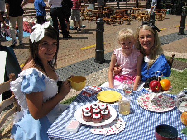 The two Alice's from Wonderland enjoy a cup of tea and cupcakes with Isabelle.