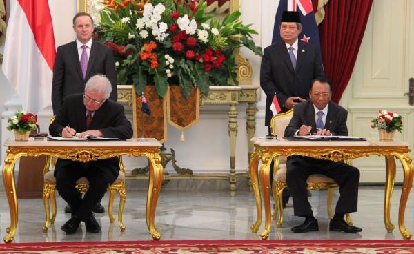 Trade Minister Tim Groser at signing of MOU with Indonesian Minister of Energy and Mineral Resources Jero Wacik. Also attending, Prime Minister John Key and Indonesia President Susilo Bambang Yudhoyono.