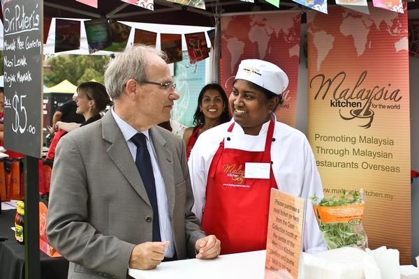 Auckland Mayor Len Brown chats to Kalai Subramaniam from Sri Puteri's Restaurant