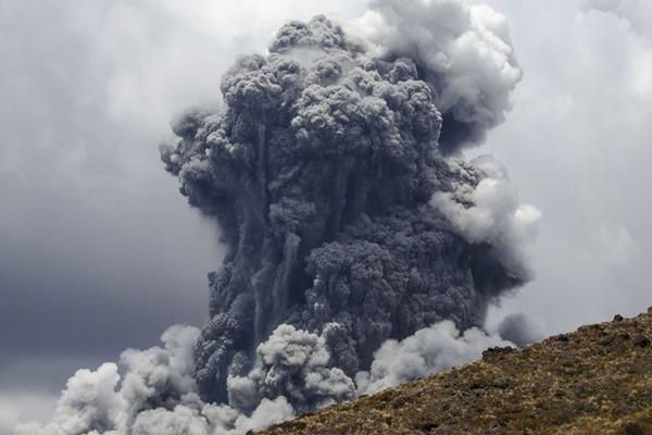 Mount Tongariro erupts; photo 