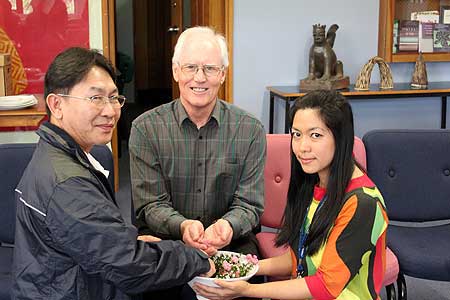 Professor James Chapman with Dr Paisan from Rajabhat Mahasarakham University and Paweena Chatsungnoen. 