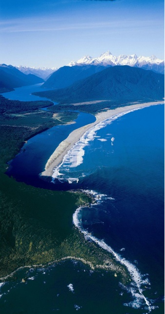 Long Reef and Martins Bay at the end of the Hollyford Track 