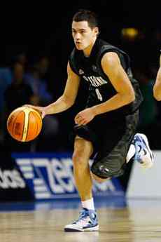 Basketballer Josh Bloxham in action.