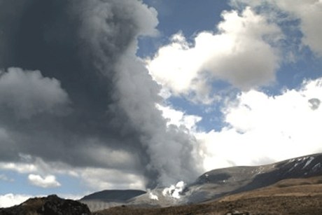 Mount Tongariro erupts 