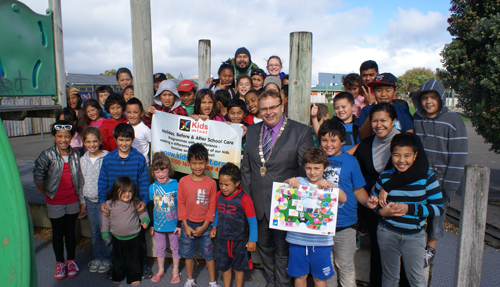 Mayor Wallace with the children attending the Kids on Foot school holiday programme at Petone Central School.